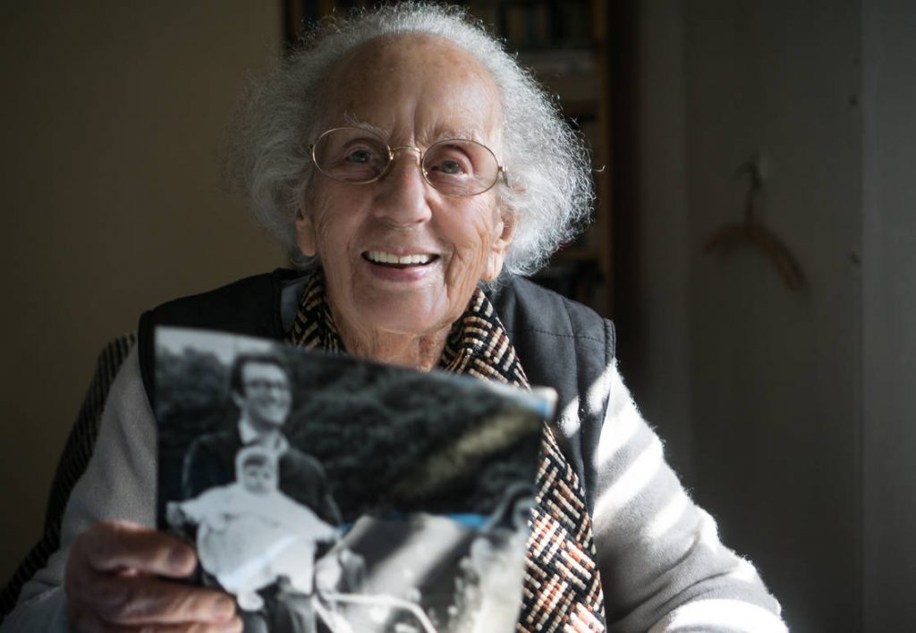 Come detto in altre occasioni, per altri autori; di Lisetta Carmi in fondo vi è poco da scrivere, e molto invece da vedere, e da imparare.